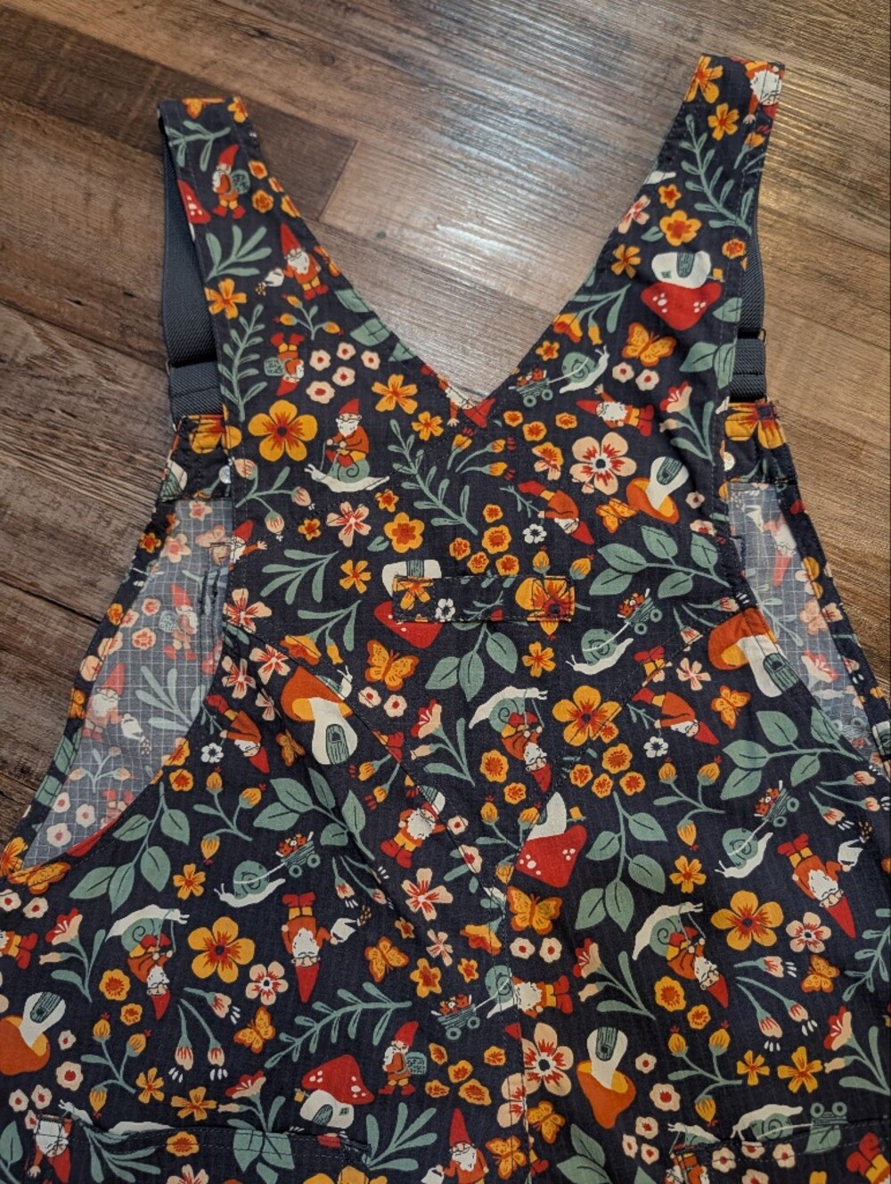 Duluth Heirloom Gardening Short Overalls Knome Mushroom Floral Snail Sz XL - Picture 9 of 16